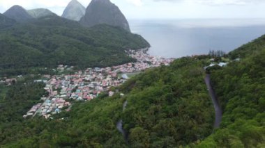 Karayip adalarındaki St. Lucia adasındaki güzel dağlar..