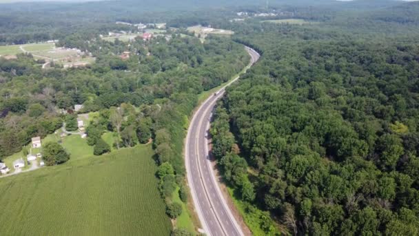 Luftaufnahme Von Fahrzeugen Die Auf Einer Geteilten Autobahn Der Baumbestandenen — Stockvideo