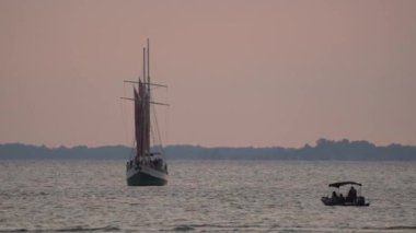 Limanda yüzen eski bir donanım gemisi..