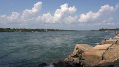Niagara Nehri, Birleşik Devletler ve Kanada arasındaki bir rıhtım boyunca hızla akar..