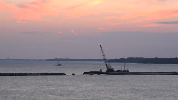一艘船沿着防波堤驶出港口 — 图库视频影像