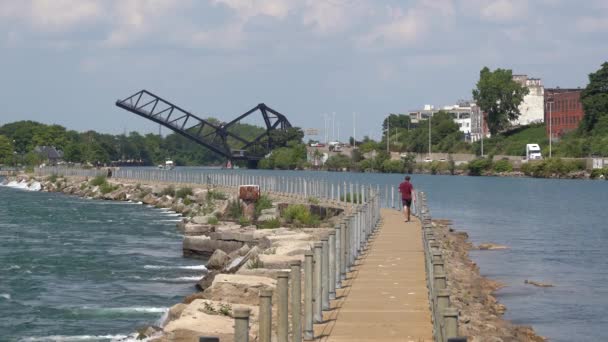 Hombre Caminando Muelle Que Separa Río Niágara Canal Erie — Vídeo de stock