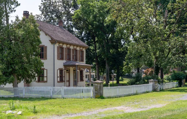 Ein Altes Haus Mit Weißem Zaun Umgeben Von Bäumen — Stockfoto