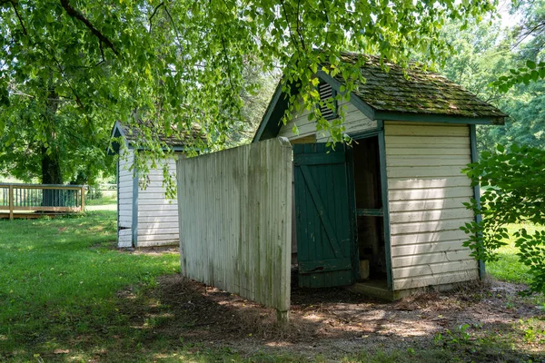 Dva Staré Záchody Pod Velkými Starými Stromy Škole — Stock fotografie