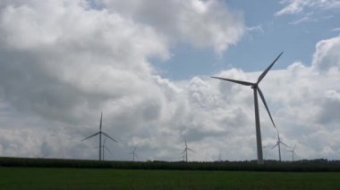 Tepenin tepesindeki tarlada bir rüzgar çiftliği.