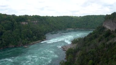 Şelalenin altındaki Niagara Nehri 'ndeki girdabın yüksek açılı görüntüsü..