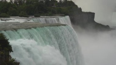 Sudan yükselen ağır bir sis Niagara Nehri 'ndeki At Nalı Şelalesi' ne düşüyor..