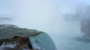 Sudan yükselen ağır bir sis Niagara Nehri 'ne düşen at nalı şelalesinden düşüyor..