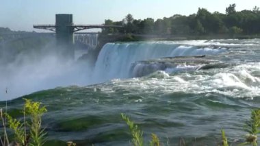 Amerika Şelaleleri 'nin üzerindeki Niagara Nehri' nin ve Gökkuşağı Köprüsü 'nün ve arka plandaki Gökkuşağı Güvertesi' nin güzelliği..