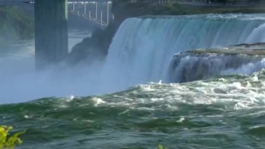 Suyun güzelliği Niagara Nehri 'nin Amerika Şelaleleri üzerinde akıyor..