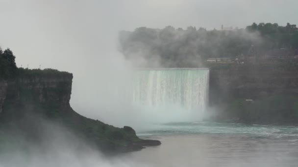 Una Pesada Niebla Subiendo Desde Agua Cayendo Ove Las Cataratas — Vídeos de Stock