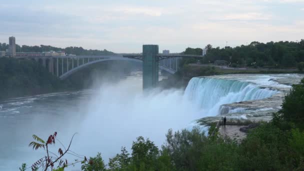 Piękno Szybko Płynącej Wody Nad Wodospadami Amerykańskimi Nad Rzeką Niagarą — Wideo stockowe