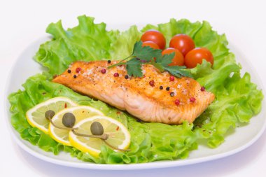 Kızarmış somon taze sebze ile