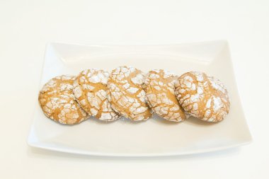 Beyaz bir plaka üzerinde çikolata kurabiye