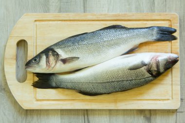 bir ahşap tahta üzerinde taze levrek