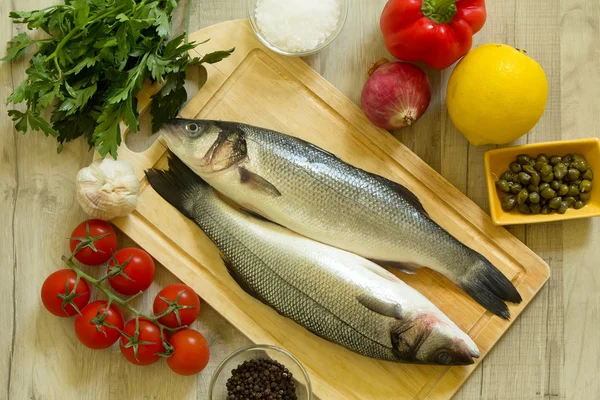 Lubina fresca con verduras frescas —  Fotos de Stock