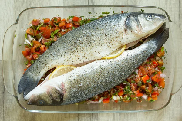 Lubina fresca con salsa de verduras —  Fotos de Stock