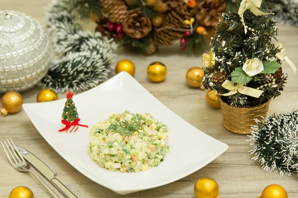 Salada de Natal tradicional russa Olivier com salsicha e pepinos frescos — Fotografia de Stock