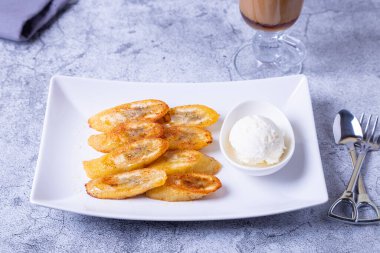 Ballı kızarmış muz, tarçın, kahve ve dondurma. Yakın plan..