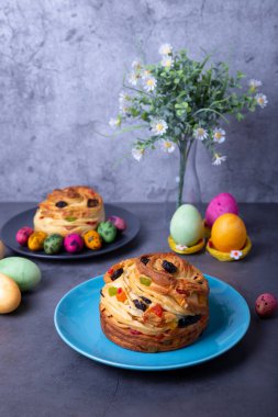 Kuru üzümlü, fındıklı ve şekerli meyveli kek. Paskalya Ekmeği Kulich ve boyalı yumurtalar. Paskalya Tatili. Yakın plan..