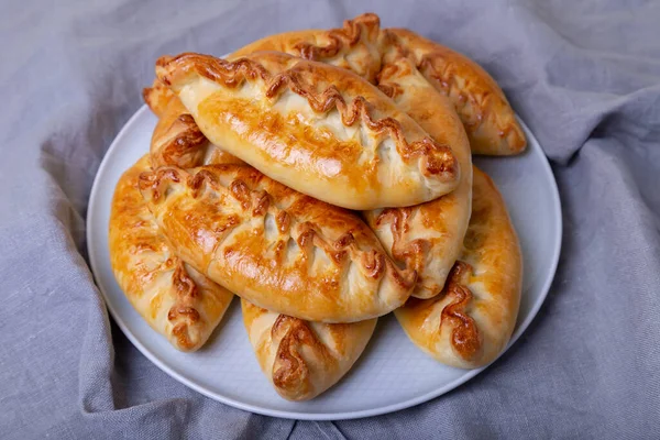 Los Pasteles Pirozhki Con Col Hornear Casa Cocina Tradicional Rusa — Foto de Stock