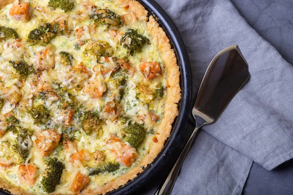 Quiche Open Pie Trout Broccoli Cheese Homemade Unsweetened Pastries Traditional — Stock Photo, Image