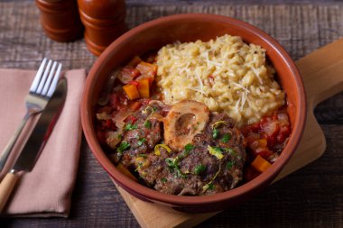 Ossobuco. Milano, gremolata ve soslu safran risotto ile dana bacağı. Geleneksel İtalyan yemeği. Yakın plan..