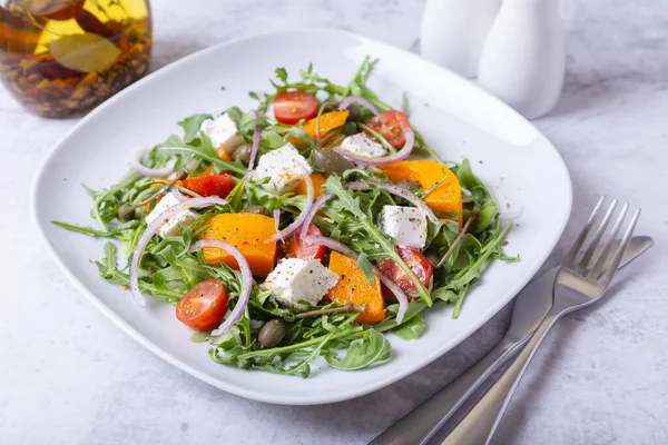 Salada Quente Com Abóbora Queijo Feta Tomates Alcaparras Rúcula Cebola — Fotografia de Stock