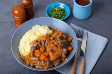 Ossobuco. Dana inciği, patates püresi, gremolata ve sos. Geleneksel İtalyan yemeği. Yakın plan..