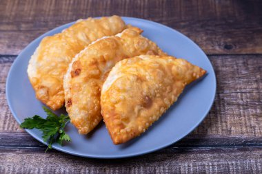 Etli cheburekler. Kızarmış turta. Geleneksel bir yemek. Yakın plan..