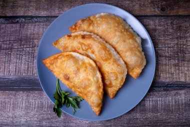 Etli cheburekler. Kızarmış turta. Geleneksel bir yemek. Yakın çekim, üst görünüm.