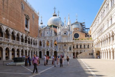 Venedik, İtalya - 06-20-2018: Venedik 'teki Doge Sarayı' nın (Palazzo Ducale) avlusu. Yakın plan..