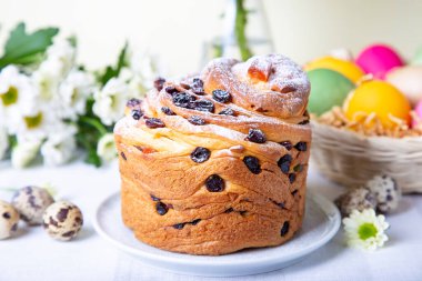 Kuru üzüm ve meyveli kek (Cruffin). Paskalya Ekmeği Kulich ve boyalı yumurtalar. Paskalya Tatili. Yakın plan..