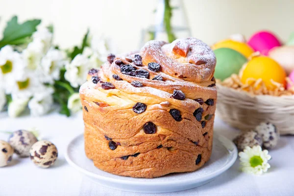 Kuru Üzüm Meyveli Kek Cruffin Paskalya Ekmeği Kulich Boyalı Yumurtalar Stok Fotoğraf