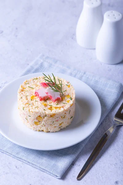 Salada Caranguejo Com Milho Ovos Prato Branco Servir Porções Salada — Fotografia de Stock