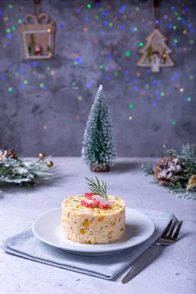 Крабовый Салат Кукурузой Яйцами Белой Тарелке Новый Год Рождество Традиционный — стоковое фото