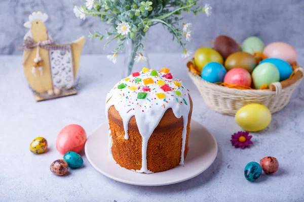 Osterkuchen Mit Kandierten Früchten Und Gefärbten Eiern Traditionelles Osterbacken Osterferien Stockfoto