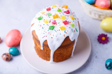 Şekerli meyveli ve renkli yumurtalı Paskalya pastası. Geleneksel Paskalya pastası. Paskalya tatili. Yakın plan..