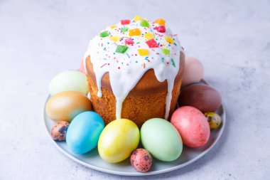 Şekerli meyveli ve renkli yumurtalı Paskalya pastası. Geleneksel Paskalya pastası. Paskalya tatili. Yakın plan..