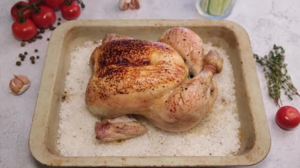 Ganzes Huhn Mit Goldbrauner Kruste Meersalz Gebacken Hintergrund Kirschtomaten Thymian — Stockvideo