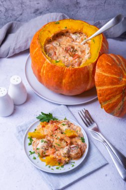 Karides ve peynirle doldurulmuş balkabağı, tam pişmiş. Geleneksel Brezilya yemeği. Yakın plan..