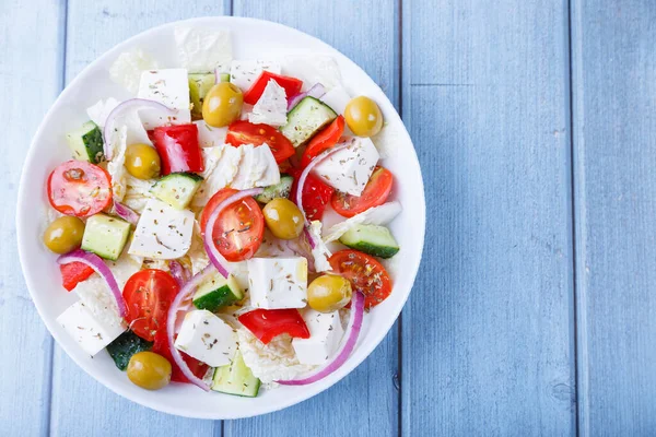 ギリシャのサラダ 伝統的なギリシャ料理 健康的なベジタリアン料理 白皿に新鮮な野菜やフェタチーズ テキストの閉じ 上のビュー コピースペース — ストック写真