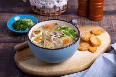 Tavuk, erişte, patates, bıldırcın yumurtası ve havuçlu çorba. Soğan ve maydanozla tatlandırılmış. Yakın plan..