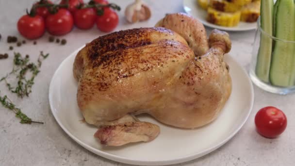 Volles Hühnchen Mit Goldbrauner Kruste Ofen Gebacken Hintergrund Kirschtomaten Thymian — Stockvideo