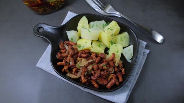 Chanterelle Mushrooms Boiled Potatoes Onions Dill Oil Small Black Pan — Stock Video