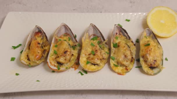 Cozze Forno Greenshell Mezzo Guscio Con Formaggio Prezzemolo Limone Piatto — Video Stock