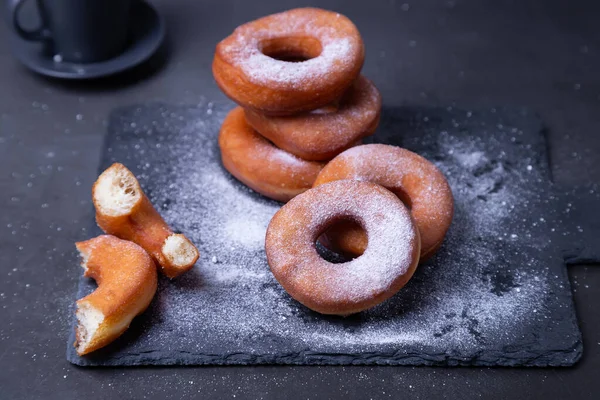 Donuts Mit Puderzucker Und Einer Tasse Kaffee Traditionelle Donuts Form lizenzfreie Stockfotos