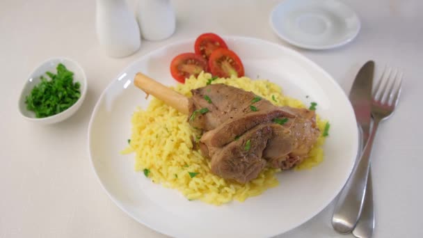 Stinco Agnello Stinco Con Riso Prezzemolo Pomodori Piatto Bianco Una — Video Stock