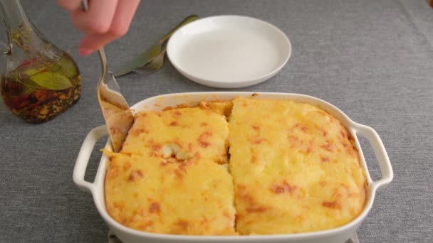 Moussaka Con Carne Berenjena Tomates Papas Salsa Bechamel Queso Plato — Vídeo de stock