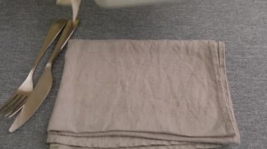 Et, patlıcan, domates, patates, beşamel sosu ve peynirli beyaz tabak. Geleneksel Yunan yemeği. Kadın tabağı masaya koyar. Yakın plan..